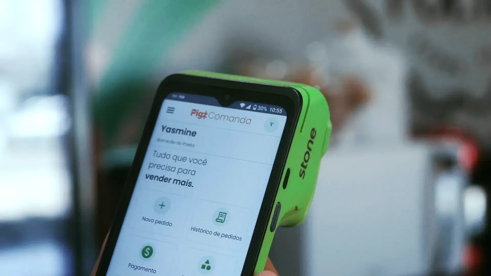 Maquininha Stone exibindo o sistema Pigz Comanda, com o nome da cliente Yasmine.