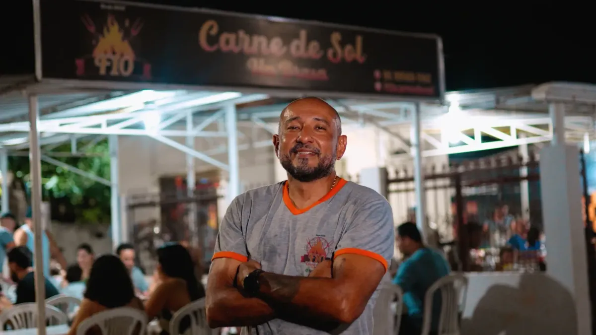 Proprietário da F10 Carne de Sol posa em frente ao restaurante.