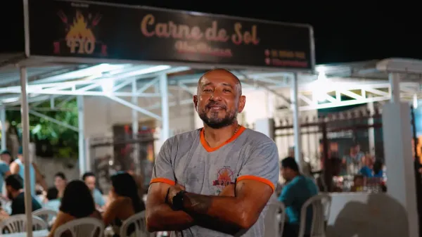 Proprietário da F10 Carne de Sol posa em frente ao restaurante.